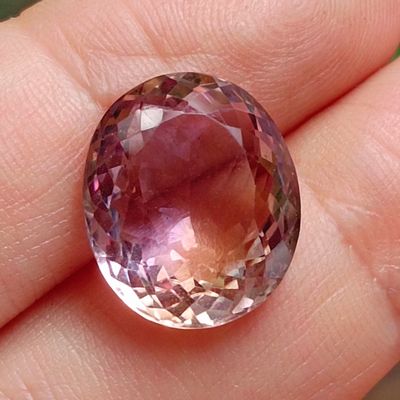 quelqu'un tient une pierre précieuse violette dans la main