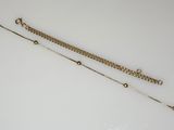 une paire de bracelets à chaîne en or et un collier à chaîne
