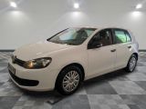 la volkswagen golf blanche est garée dans une pièce au sol en damier