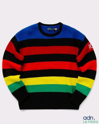 un gros plan d'un pull coloré sur fond blanc