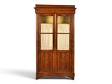 une photo d'une grande armoire en bois avec des portes vitrées
