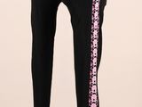 un legging noir et rose avec des bandes latérales roses sur un mannequin, un mannequin, un mannequin, un mannequin, un mannequin, un mannequin, un manne