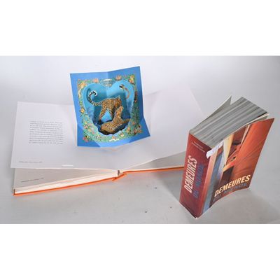 un livre ouvert sur une page où figure l'image d'un tigre