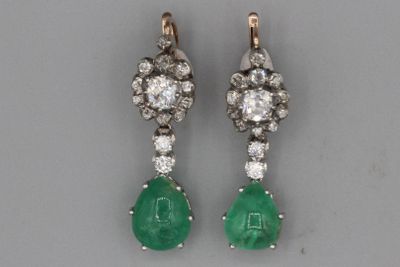 une image d'une paire de boucles d'oreilles en émeraude et diamant