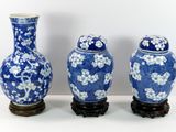 trois vases bleus et blancs posés sur une table blanche