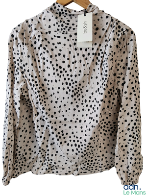chemise à imprimé léopard avec des taches noires sur fond blanc