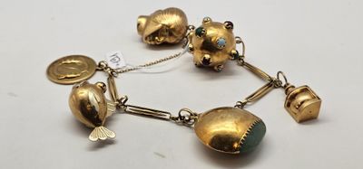 Gros plan sur un bracelet en or orné de breloques