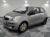 la photo d'une petite voiture argentée garée dans un garage