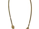 gros plan d'un collier sur fond blanc