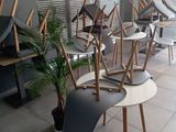 le nombre de chaises alignées dans une pièce