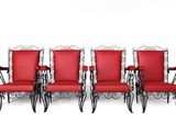lot de quatre chaises de jardin en fer forgé avec coussins rembourrés rouges