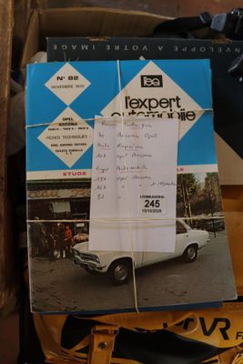 une photo d'une boîte remplie d'objets posée sur une table