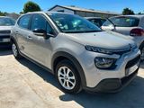 une Citroën argentée garée sur un parking à côté d'autres voitures