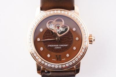 gros plan d'une montre sur une surface blanche