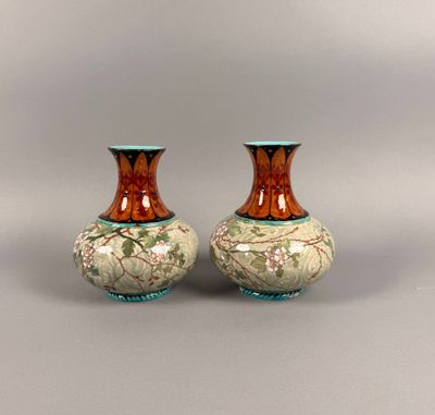 Dans le goût de Théodore DECK, Paire de vases balustre en cé… - Photo 1