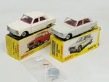 deux voitures-jouets qui se superposent