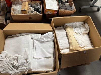 de nombreux cartons de vêtements posés les uns à côté des autres sur le sol