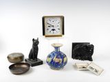 de nombreux objets, parmi lesquels une horloge, un vase, un chat et d'autres objets