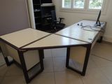 un bureau avec un ordinateur dans une pièce