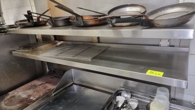 2 étagères murales en inox, fixation à crémaillère.