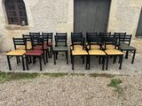 beaucoup de chaises alignées devant un bâtiment