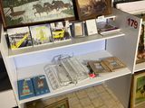 de nombreuses photos sur les étagères de cette pièce