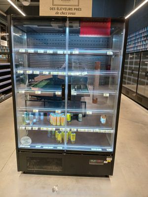 une vitrine réfrigérée dans un magasin d'alimentation