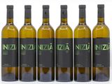 six bouteilles de vin sont alignées dans une rangée
