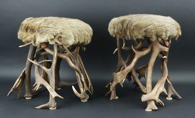 paire de tabourets « antilope » avec assise et pieds recouverts de fourrure