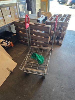 un chariot posé à côté d'une pile de cartons