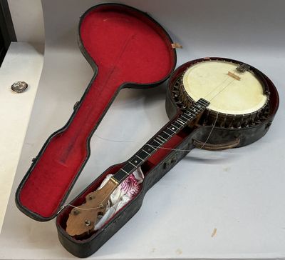 une guitare et un banjo dans un étui posé sur une table
