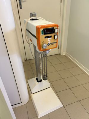 une machine qui se trouve dans le coin d'une pièce