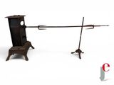 une petite chaise en bois surmontée d'une tige métallique