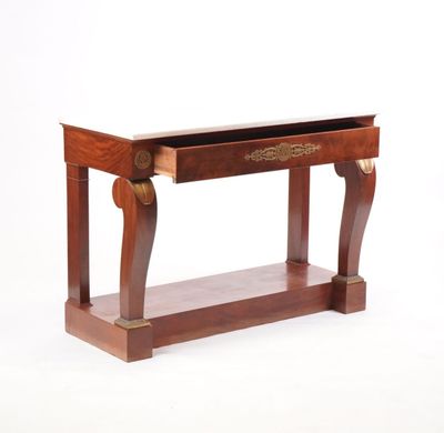 une table en bois avec un tiroir en dessous, sur fond blanc