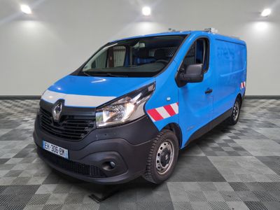 la camionnette bleue est garée sur un sol en damier dans le garage