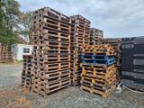 plusieurs palettes de bois empilées les unes sur les autres
