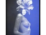une photo en noir et blanc d'une femme avec une fleur dans les cheveux