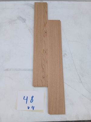 un gros plan sur deux morceaux de bois posés sur une table
