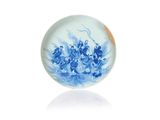 une assiette bleue et blanche ornée d'un motif floral