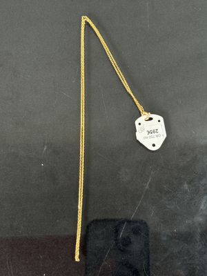 un gros plan d'un téléphone portable auquel est attachée une chaîne