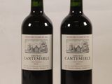deux bouteilles de vin posées l'une à côté de l'autre sur une table