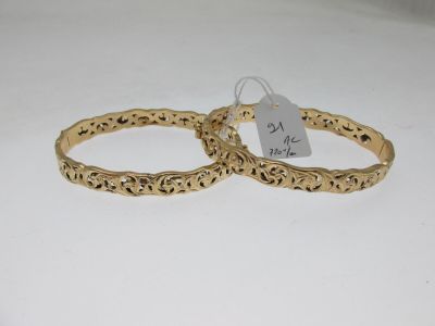 deux boucles d'oreilles pendantes dorées au motif en filigrane