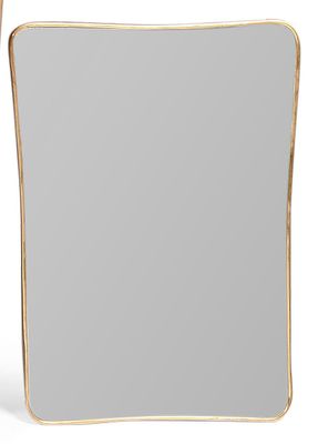 une paire de miroirs à cadre doré sur fond blanc