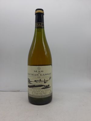 la bouteille de vin est posée sur une surface blanche