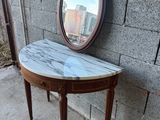une table en marbre sur laquelle se trouve un miroir