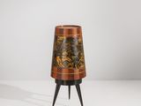 une photo d'une lampe de table en bois ornée d'un motif noir et or