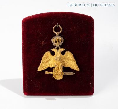 une image représentant un aigle doré portant une couronne sur la tête
