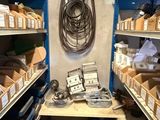 une pièce remplie de différents types d'outils