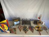 une table sur laquelle se trouvent de nombreux objets