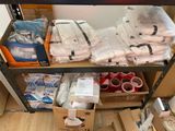 une étagère sur laquelle sont posés de nombreux objets